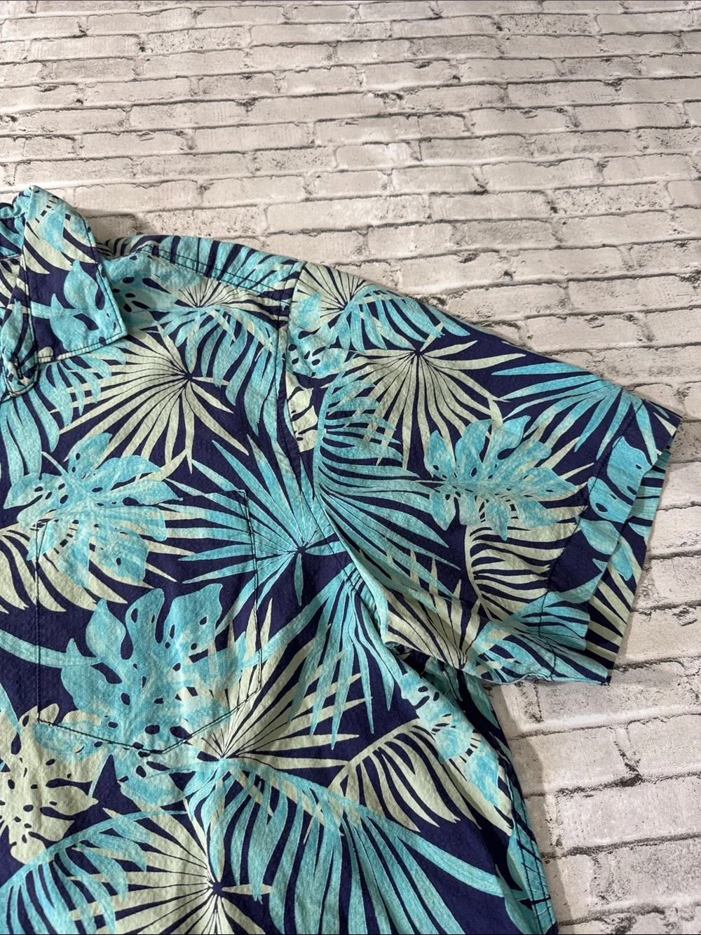 Tommy Bahama mens XL blue floral 100% cotton textured button up shirt EUc